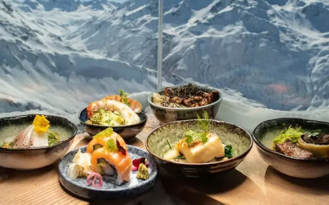 Les Japonais au Chedi Andermatt, le restaurant de station de ski étoilé Michelin le plus haut du monde, à 2 344 mètres d'altitude