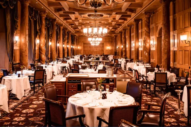 Grande salle à manger de la Suvretta House à Saint Moritz, l'une des stations de ski étoilées Michelin les plus exclusives au monde