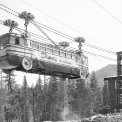 Histoire avec SnowBrains : se souvenir de l&rsquo;époque où l&rsquo;Oregon mettait un bus urbain sur un câble pour accéder au mont. Hood