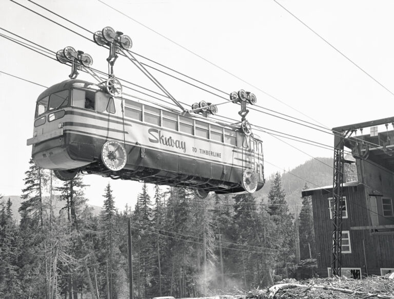 Histoire avec SnowBrains : se souvenir de l&rsquo;époque où l&rsquo;Oregon mettait un bus urbain sur un câble pour accéder au mont. Hood