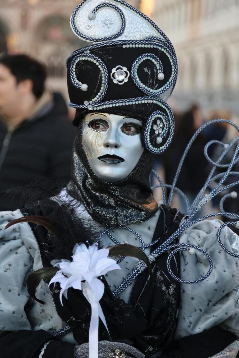 Masques d’hiver et élégance vénitienne : créer un look mystérieux après-ski
