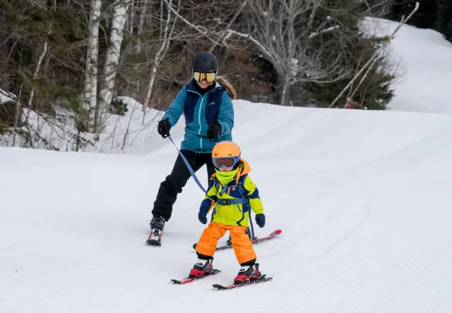 Toutes les mamans skient gratuitement à la station de ski de Black Mountain dans le New Hampshire pendant la saison du printemps 2026