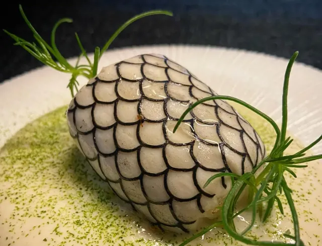 Bar rayé du Colorado avec treillis à l'encre de seiche, mousse umami et champignon maitake au restaurant Bosq à Aspen