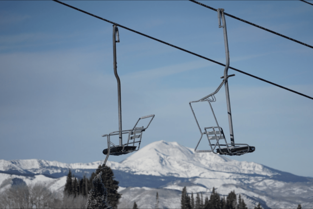 Domaine skiable de Snowmass Mountain où un enfant a subi une fracture du bassin et une commotion cérébrale après une chute en télésiège