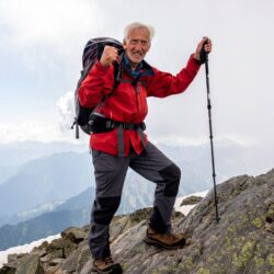 À 72 ans il gravit chaque été le même sommet alpin : son histoire inspire des milliers de randonneurs