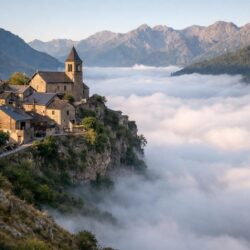 EN IMAGES : ce village suspendu au-dessus des nuages dans les Pyrénées semble sorti dʼun conte
