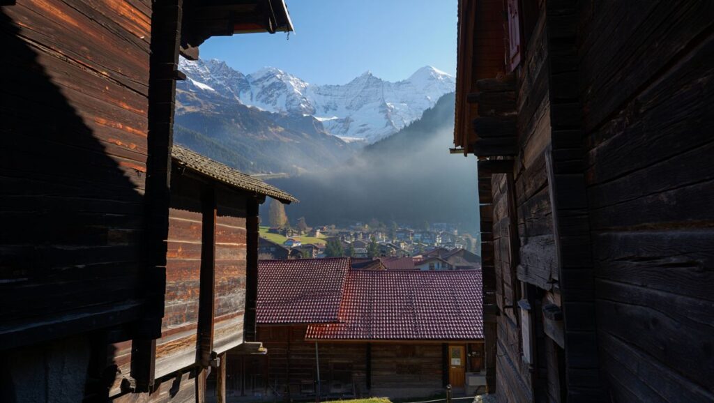 Oubliez Zermatt : ce village suisse méconnu offre la même vue sur les sommets pour moitié prix