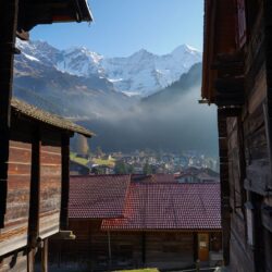 Oubliez Zermatt : ce village suisse méconnu offre la même vue sur les sommets pour moitié prix