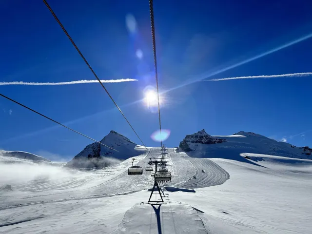 Ski sur glacier en été à Zermatt. | Photo de : SnowBrains