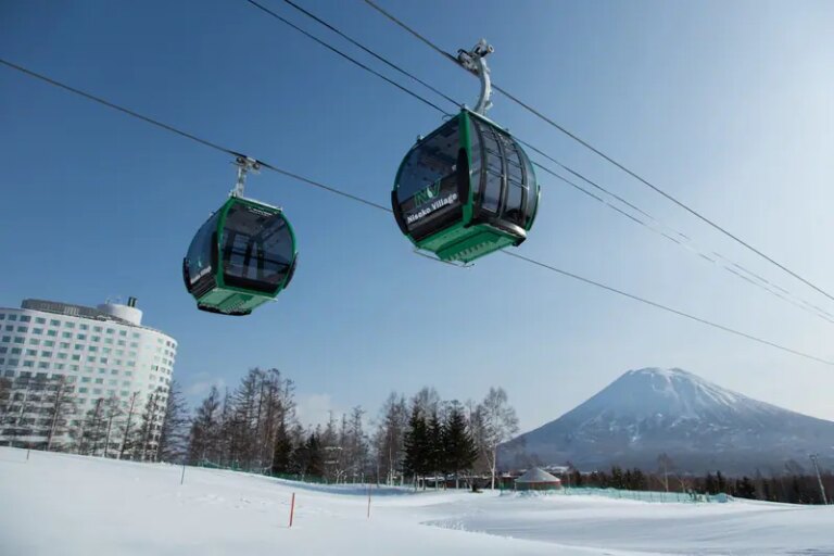 Le village de Niseko, au Japon, annonce de nouveaux projets de gondole de luxe, comprenant des cabines VIP et des sols en verre