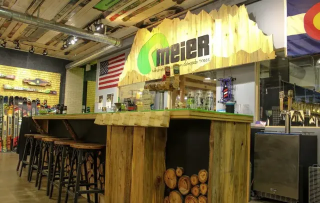 Faites une visite guidée du Meier Craft Skiery à Denver, Colorado, où les skis sont pressés à la main