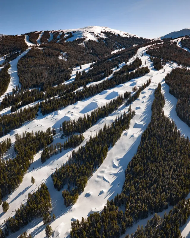 Un aperçu grand angle des multiples allées du parc à neige de Copper Mountain