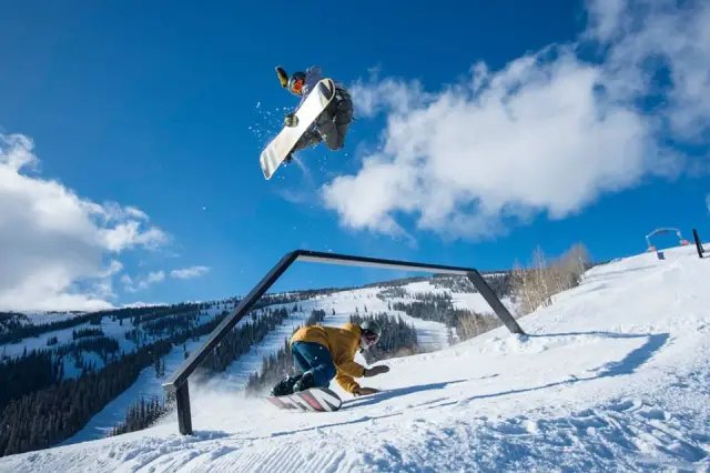 Un élément ferroviaire créatif dans le parc à neige Snowmass, Colorado