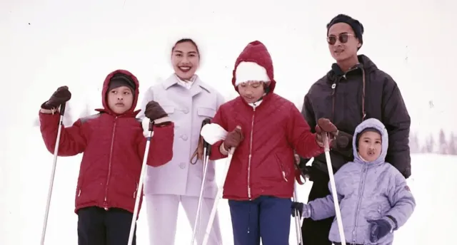 La famille royale thaïlandaise skie à Gstaad
