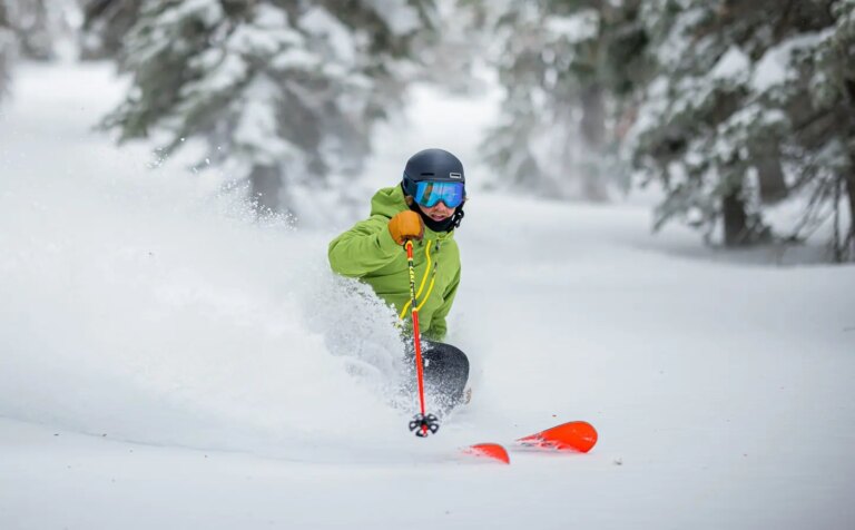 La magie du ski en poudreuse : pourquoi nous l&rsquo;aimons et comment mieux le skier