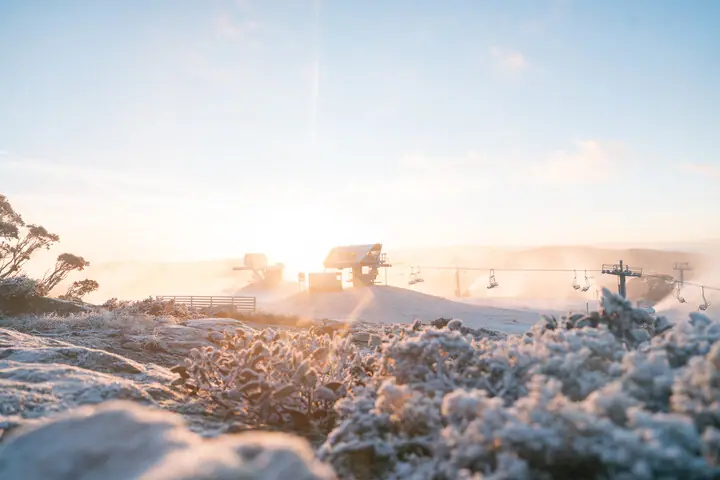 (PHOTOS) La vague de froid entraîne une poussée de neige artificielle et des premières poussières de neige dans les stations de ski australiennes