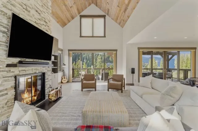 Cheminée en pierre et salon ouvert dans une résidence de luxe du Spanish Peaks Mountain Club