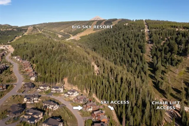 Vue aérienne du terrain du Spanish Peaks Mountain Club et du Big Sky Resort dans le Montana avec les maisons de ski aux pieds Big Sky
