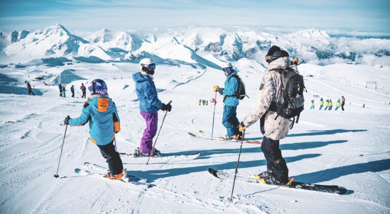 Une enquête révèle que la fiabilité de l&rsquo;enneigement dépasse les prix et la taille des domaines skiables dans le choix des vacances au ski