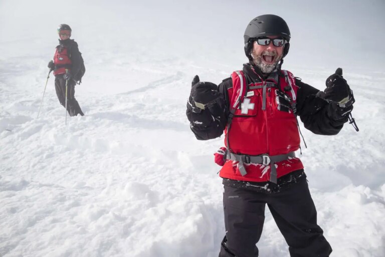 Une initiative menée par la Patrouille nationale de ski montre que la formation en résilience mentale aide à retenir les patrouilleurs de ski