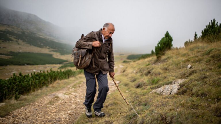 À 70 ans il gravit encore chaque semaine les 800 mètres qui mènent à ce refuge du Vercors