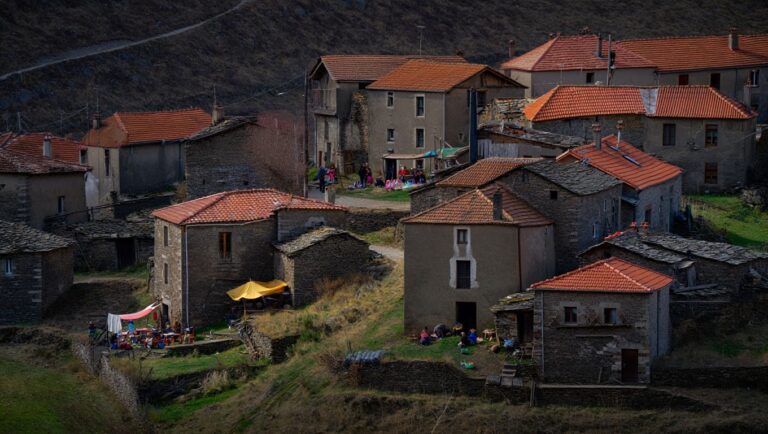 À seulement 2 heures de Lyon ce village dʼaltitude de 400 habitants vient dʼêtre classé parmi les plus photogéniques dʼEurope selon un guide international