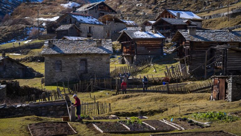 Abandonné pendant soixante ans ce village dʼaltitude du Queyras revit grâce à une poignée de familles