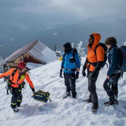 Bloqués par la neige à 2 000 mètres ces randonneurs ont été secourus après une nuit en refuge