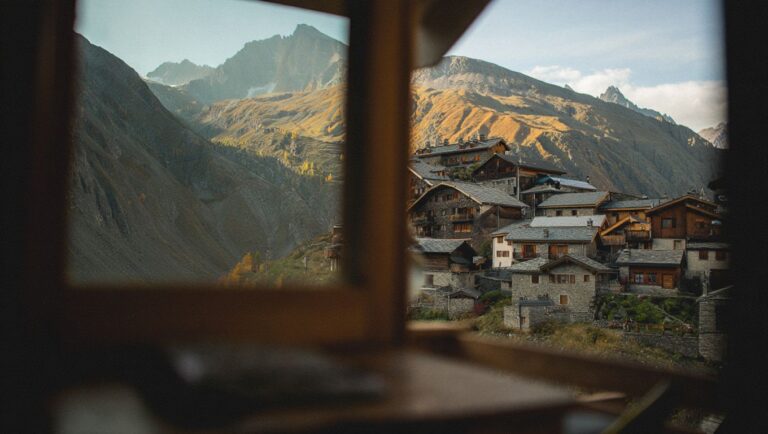 Cʼest le plus haut village habité des Alpes françaises et son panorama coupe littéralement le souffle