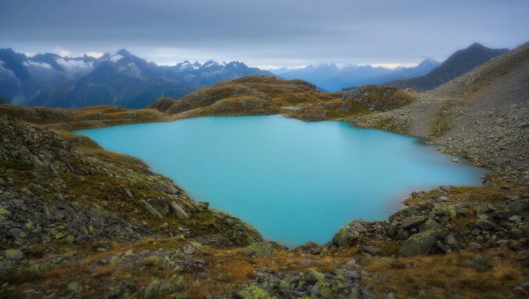 Ce lac dʼaltitude aux eaux turquoise des Hautes-Pyrénées offre des paysages identiques à ceux de la Nouvelle-Zélande et se rejoint à pied en quelques heures