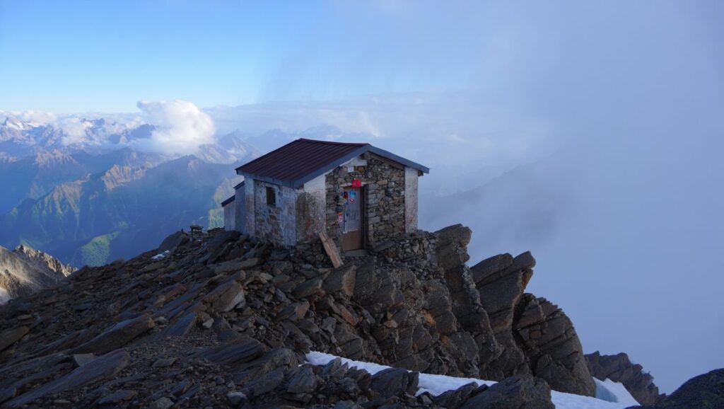 Ce refuge de haute montagne construit sur un éperon rocheux à 3 500 mètres reçoit des demandes de réservation deux ans à lʼavance
