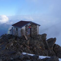 Ce refuge de haute montagne construit sur un éperon rocheux à 3 500 mètres reçoit des demandes de réservation deux ans à lʼavance