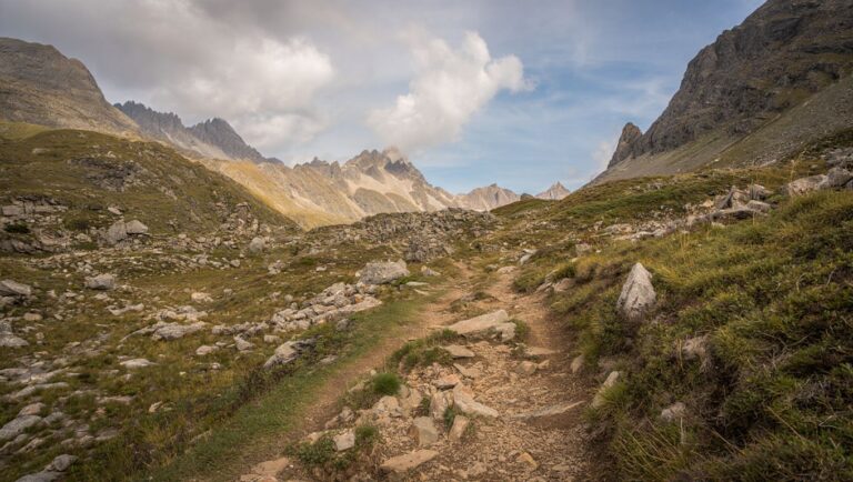 Ce sentier dʼaltitude des Écrins offre des panoramas très proches de ceux des Dolomites pour dix fois moins cher