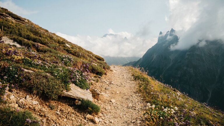 Ce sentier de montagne que les guides ne mentionnent jamais offre la plus belle vue de toute la Savoie