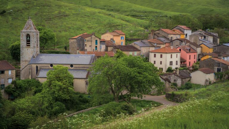 Ce village figure parmi les plus beaux du monde — et pourtant presque personne ne lʼa visité