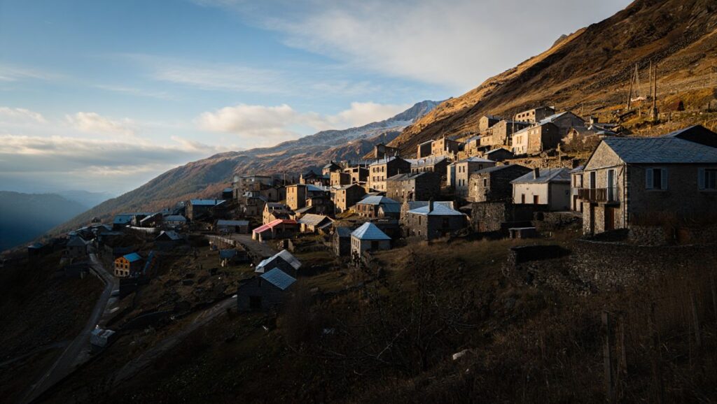 Ce village perché à 2 040 mètres est le plus haut habité toute lʼannée de France