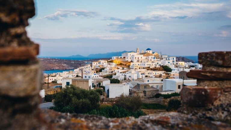 Cette île grecque est trois fois moins chère que Santorin — et tout aussi sublime