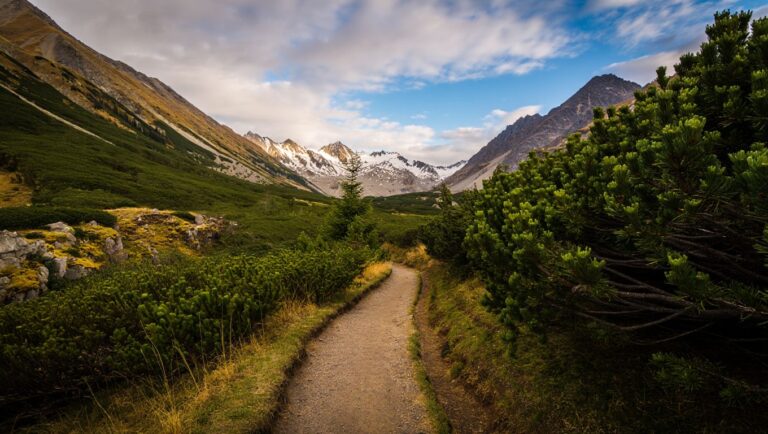 Désigné meilleure destination randonnée de lʼannée cette région alpine dépasse enfin la Suisse