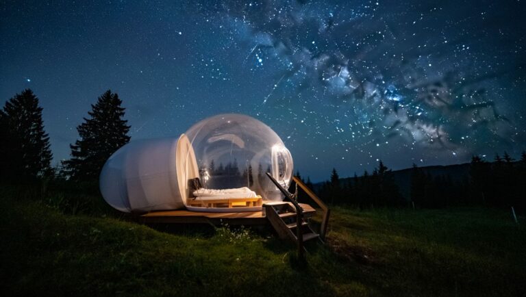 Dormir dans une bulle transparente sous les étoiles séduit de plus en plus de voyageurs en France