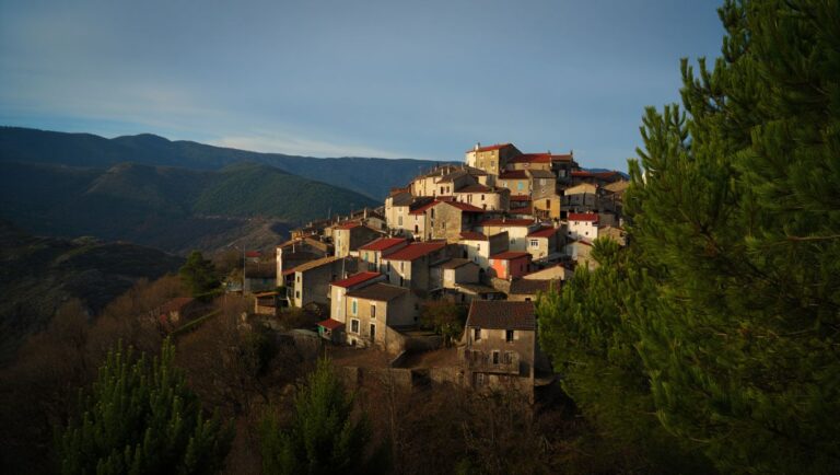 Élu plus beau village de France cette année ce hameau perché des Pyrénées sort enfin de lʼombre