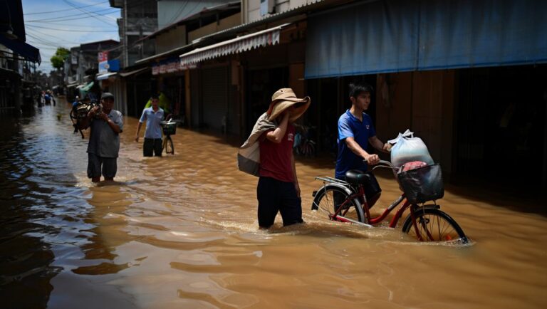 EN IMAGES les scènes spectaculaires des inondations qui frappent plusieurs pays dʼAsie