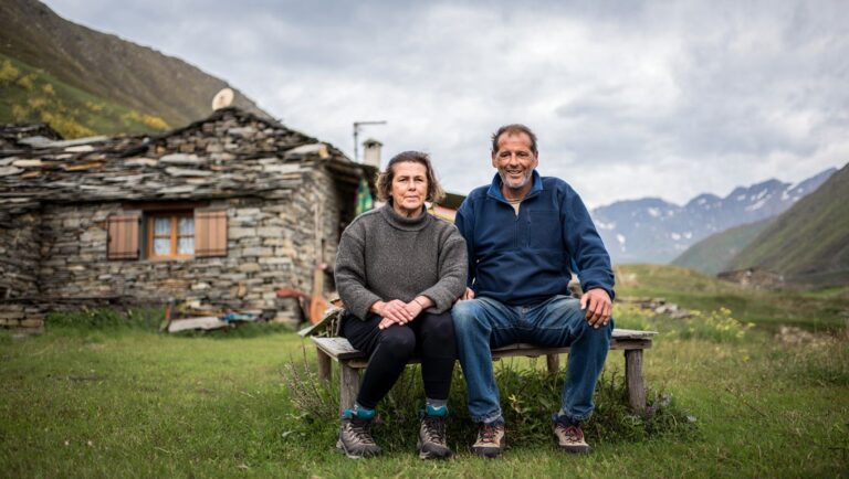 Ils ont quitté Paris pour sʼinstaller dans ce village à 1 600 mètres et ne reviendraient pour rien au monde