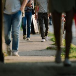 Marcher toujours du même côté du trottoir en dit long sur votre personnalité selon les psychologues