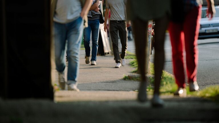Marcher toujours du même côté du trottoir en dit long sur votre personnalité selon les psychologues