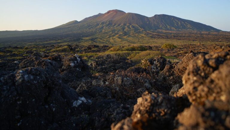 Ni les Alpes ni les Pyrénées : ce massif méconnu du centre de la France cache des volcans endormis