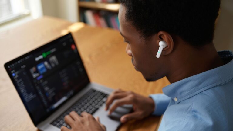 On a testé les écouteurs sans fil à moins de 50 euros et un modèle sort nettement du lot