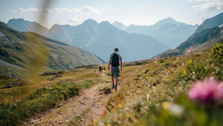 Oubliez le Tour du Mont-Blanc bondé ce sentier des Écrins offre les mêmes panoramas sans la foule
