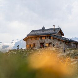 Perché à 3 100 mètres ce refuge des Écrins affiche complet deux étés à lʼavance