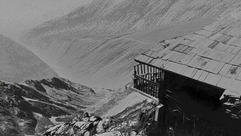 Plus aérien que lʼAiguille du Midi et plus sauvage que le Brévent ce balcon de Belledonne ouvre une vue à 360 degrés