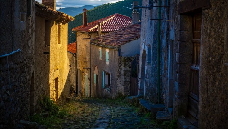 Plus authentique que Conques et plus discret quʼÈze ce hameau médiéval des Alpes-Maritimes reste oublié